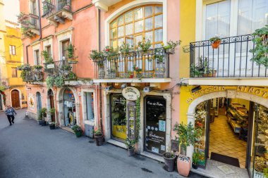 TAORMINA, İTALYA - Kasım 2021: Eski İtalyan kenti Sicilya 'daki eski Taormina kasabası