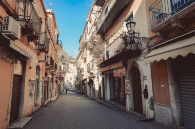 TAORMINA, İTALYA - Kasım 2021: Eski İtalyan kenti Sicilya 'daki eski Taormina kasabası