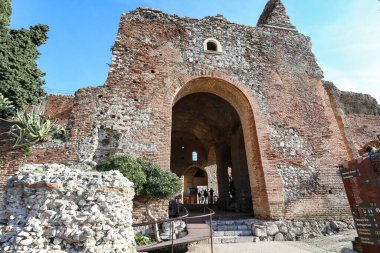 TAORMINA, İtalya - Kasım 2021: Güneşli bir günde Taormina Teatro Greco 'daki antik kalıntılar, Sicilya, İtalya