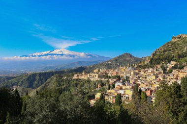 TAORMINA, İtalya - Kasım 2021: Güneşli bir günde Taormina Teatro Greco 'dan Etna Dağı' nın görüntüsü, İtalya
