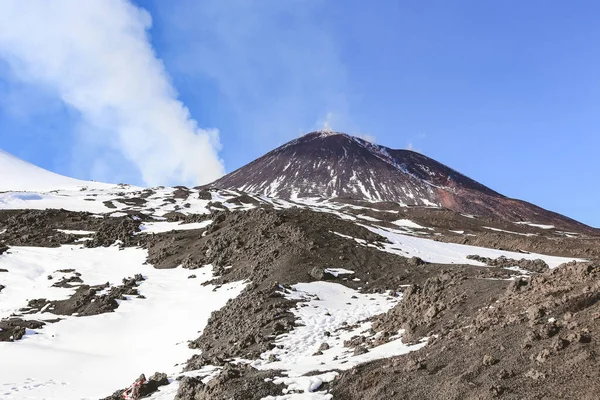 Pendenza Del Vulcano Etna Con Vapore Che Sale Dal Cratere — Foto Stock
