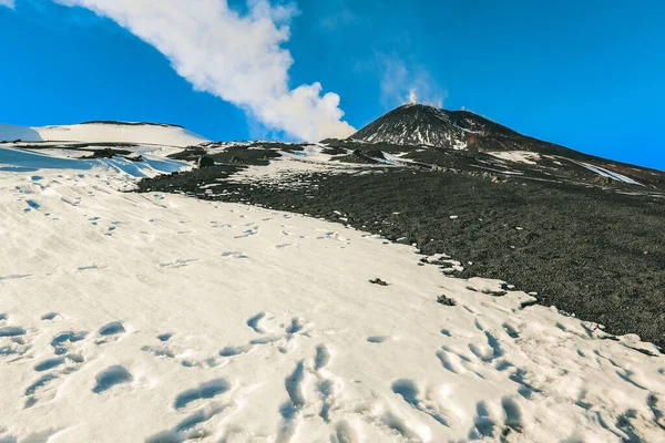 Pendiente Del Volcán Etna Con Vapor Saliendo Del Cráter Sicilia — Foto de Stock