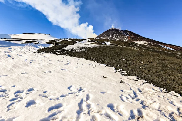 Pendiente Del Volcán Etna Con Vapor Saliendo Del Cráter Sicilia — Foto de Stock