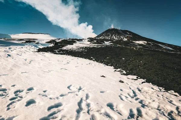 Pendiente Del Volcán Etna Con Vapor Saliendo Del Cráter Sicilia — Foto de Stock