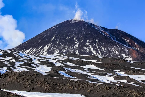 Pendiente Del Volcán Etna Con Vapor Saliendo Del Cráter Sicilia —  Fotos de Stock