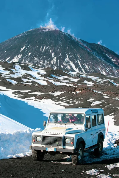 İtalya, Sicilya kraterinden yükselen buharlı Etna volkanı yamacı