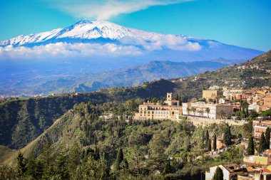 TAORMINA, İtalya - Kasım 2021: Güneşli bir günde Taormina Teatro Greco 'dan Etna Dağı' nın görüntüsü, İtalya