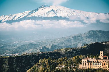 TAORMINA, İtalya - Kasım 2021: Güneşli bir günde Taormina Teatro Greco 'dan Etna Dağı' nın görüntüsü, İtalya