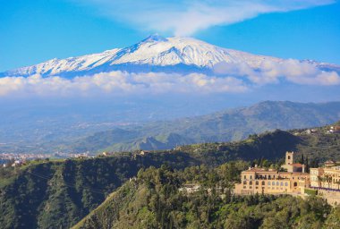 TAORMINA, İtalya - Kasım 2021: Güneşli bir günde Taormina Teatro Greco 'dan Etna Dağı' nın görüntüsü, İtalya