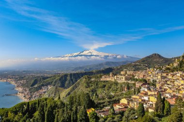 TAORMINA, İtalya - Kasım 2021: Güneşli bir günde Taormina Teatro Greco 'dan Etna Dağı' nın görüntüsü, İtalya