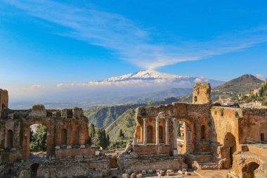 TAORMINA, İtalya - Kasım 2021: Güneşli bir günde Taormina Teatro Greco 'dan Etna Dağı' nın görüntüsü, İtalya
