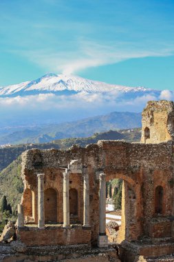 TAORMINA, İtalya - Kasım 2021: Güneşli bir günde Taormina Teatro Greco 'dan Etna Dağı' nın görüntüsü, İtalya