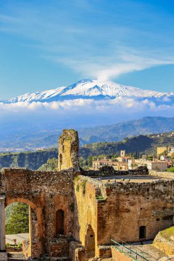 TAORMINA, İtalya - Kasım 2021: Güneşli bir günde Taormina Teatro Greco 'dan Etna Dağı' nın görüntüsü, İtalya