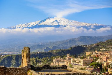 TAORMINA, İtalya - Kasım 2021: Güneşli bir günde Taormina Teatro Greco 'dan Etna Dağı' nın görüntüsü, İtalya
