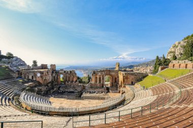 TAORMINA, İtalya - Kasım 2021: Antik Yunan amfi tiyatrosu, Taormina teatro greco güneşli bir günde, Sicilya, İtalya