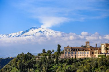 TAORMINA, İtalya - Kasım 2021: Güneşli bir günde Taormina Teatro Greco 'dan Etna Dağı' nın görüntüsü, İtalya