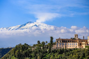 TAORMINA, İtalya - Kasım 2021: Güneşli bir günde Taormina Teatro Greco 'dan Etna Dağı' nın görüntüsü, İtalya