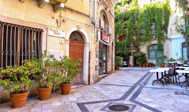 TAORMINA, İTALYA - Kasım 2021: Eski İtalyan kenti Sicilya 'daki eski Taormina kasabası