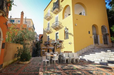 TAORMINA, İTALYA - Kasım 2021: Eski İtalyan kenti Sicilya 'daki eski Taormina kasabası