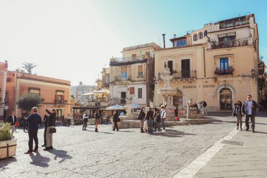 TAORMINA, İTALYA - Kasım 2021: Eski İtalyan kenti Sicilya 'daki eski Taormina kasabası
