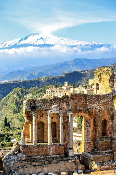 TAORMINA, İtalya - Kasım 2021: Güneşli bir günde Taormina Teatro Greco 'dan Etna Dağı' nın görüntüsü, İtalya