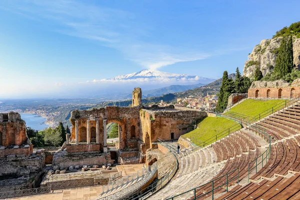 TAORMINA, İtalya - Kasım 2021: Antik Yunan amfi tiyatrosu, Taormina teatro greco güneşli bir günde, Sicilya, İtalya