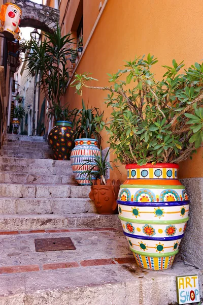 Taormina Italia Noviembre 2021 Jarrones Artísticos Que Decoran Calle Del — Foto de Stock