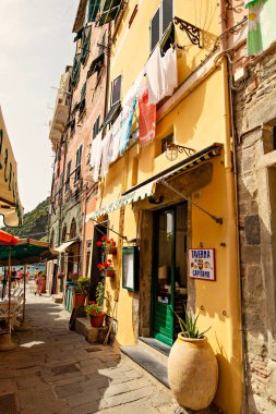 VERNAZZA, İtalya - Haziran 2019: Geleneksel İtalyan mimarisi, renkli evler ve VerNAZA, İtalyan Riviera, Cinque Terre, Liguria, İtalya