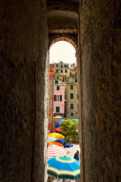 Vernazza Italië Juni 2019 Traditionele Italiaanse Architectuur Kleurrijke Huizen Heuvels — Stockfoto