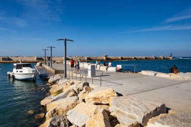 JAFFA, ISRAEL - Aralık 2019: Jaffa limanında tekneler, Tel Aviv, İsrail 'de eski bir kasaba