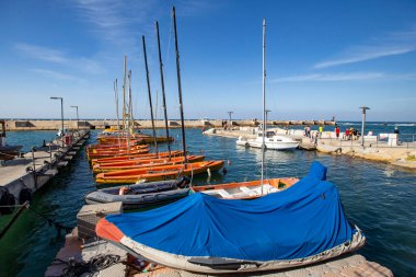 JAFFA, ISRAEL - Aralık 2019: Jaffa limanında tekneler, Tel Aviv, İsrail 'de eski bir kasaba
