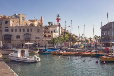 JAFFA, ISRAEL - Aralık 2019: Jaffa limanında tekneler, Tel Aviv, İsrail 'de eski bir kasaba