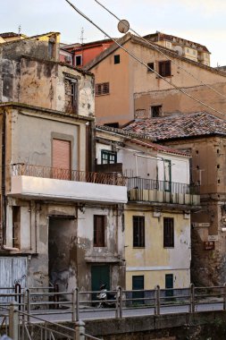 PIZZO, İtalya - Kasım 2021 Günbatımında eski Pizzo kasabası, Calabria, İtalya