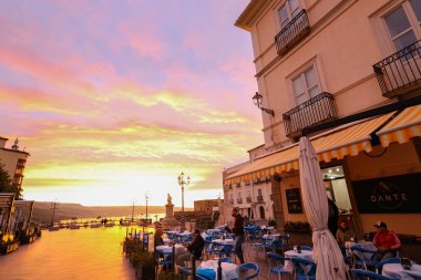 PIZZO, İtalya - Kasım 2021 Günbatımında eski Pizzo kasabası, Calabria, İtalya