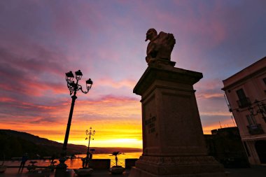 PIZZO, İtalya - Kasım 2021 Günbatımında eski Pizzo kasabası, Calabria, İtalya