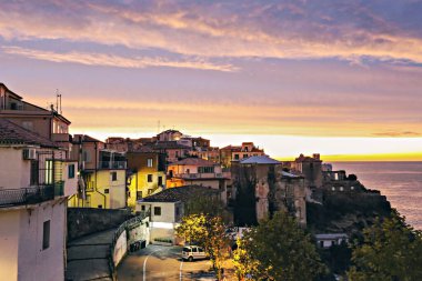 PIZZO, İtalya - Kasım 2021 Günbatımında eski Pizzo kasabası, Calabria, İtalya