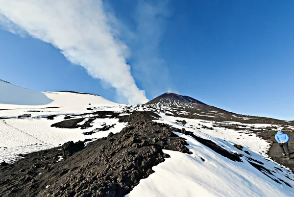 Pendiente Del Volcán Etna Con Vapor Saliendo Del Cráter Sicilia —  Fotos de Stock