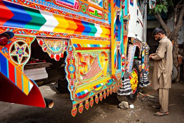 RAWALPINDI, PAKISTAN - Eylül 2021: Rawalpindi, Pakistan 'da renkli geleneksel Pakistan kamyonu