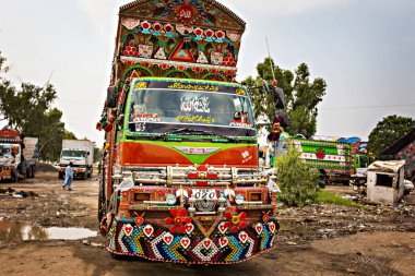 RAWALPINDI, PAKISTAN - Eylül 2021: Rawalpindi, Pakistan 'da renkli geleneksel Pakistan kamyonu