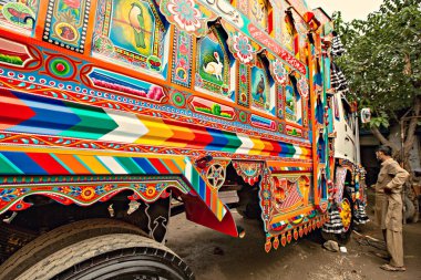 RAWALPINDI, PAKISTAN - Eylül 2021: Rawalpindi, Pakistan 'da renkli geleneksel Pakistan kamyonu