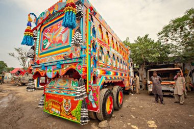 RAWALPINDI, PAKISTAN - Eylül 2021: Rawalpindi, Pakistan 'da renkli geleneksel Pakistan kamyonu