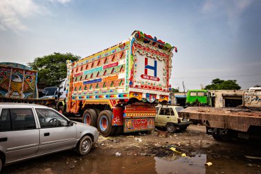 RAWALPINDI, PAKISTAN - Eylül 2021: Rawalpindi, Pakistan 'da renkli geleneksel Pakistan kamyonu