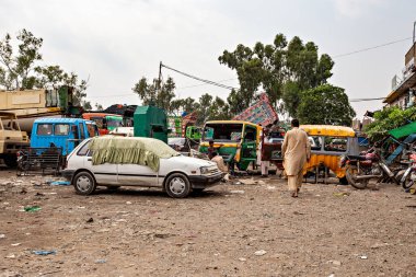 RAWALPINDI, PAKISTAN - Eylül 2021: Rawalpindi, Pakistan 'da renkli geleneksel Pakistan kamyonu