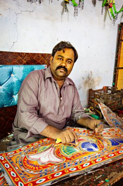 RAWALPINDI, PAKISTAN - Eylül 2021: Rawalpindi, Pakistan 'da renkli geleneksel Pakistan kamyonu