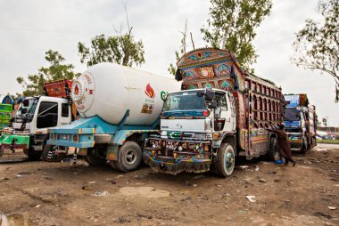 RAWALPINDI, PAKISTAN - Eylül 2021: Rawalpindi, Pakistan 'da renkli geleneksel Pakistan kamyonu