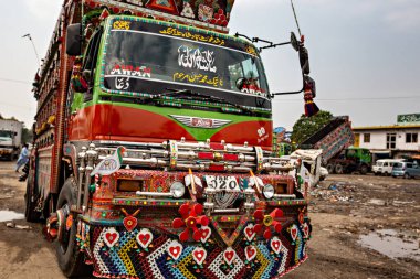 RAWALPINDI, PAKISTAN - Eylül 2021: Rawalpindi, Pakistan 'da renkli geleneksel Pakistan kamyonu