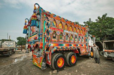 RAWALPINDI, PAKISTAN - Eylül 2021: Rawalpindi, Pakistan 'da renkli geleneksel Pakistan kamyonu