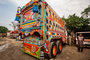 RAWALPINDI, PAKISTAN - Eylül 2021: Rawalpindi, Pakistan 'da renkli geleneksel Pakistan kamyonu