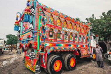 RAWALPINDI, PAKISTAN - Eylül 2021: Rawalpindi, Pakistan 'da renkli geleneksel Pakistan kamyonu