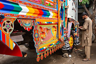 RAWALPINDI, PAKISTAN - Eylül 2021: Rawalpindi, Pakistan 'da renkli geleneksel Pakistan kamyonu